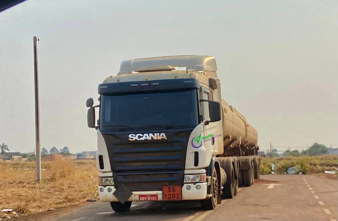 Caminhão-tanque da Norte Transportes em operação