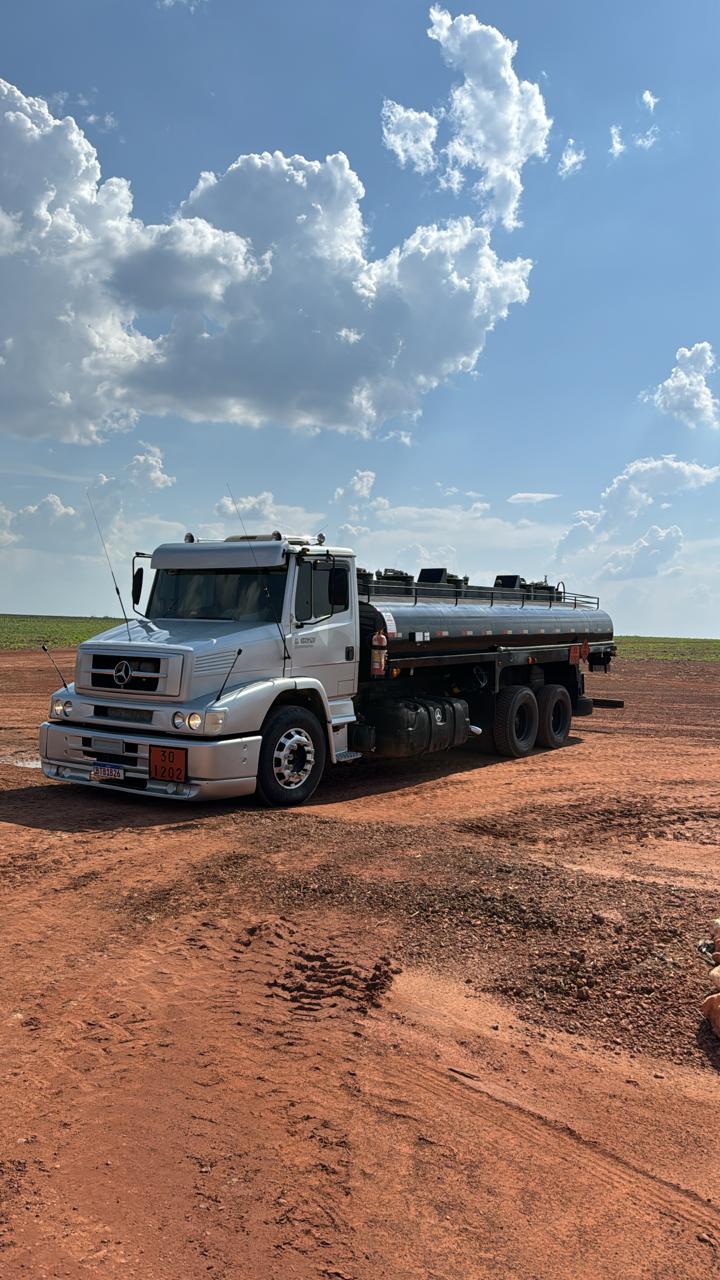 Caminhão da frota em estrada de terra