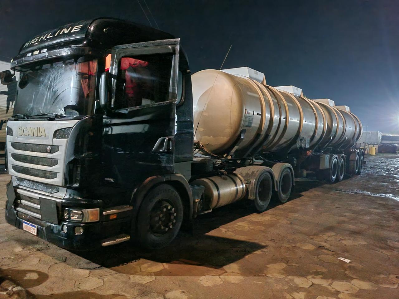 Caminhão-tanque durante operação noturna